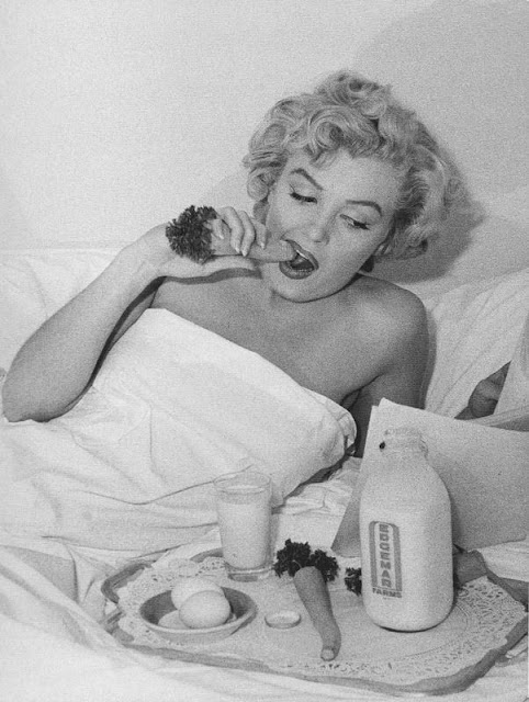 Marilyn Monroe desayunando en la cama en 1953