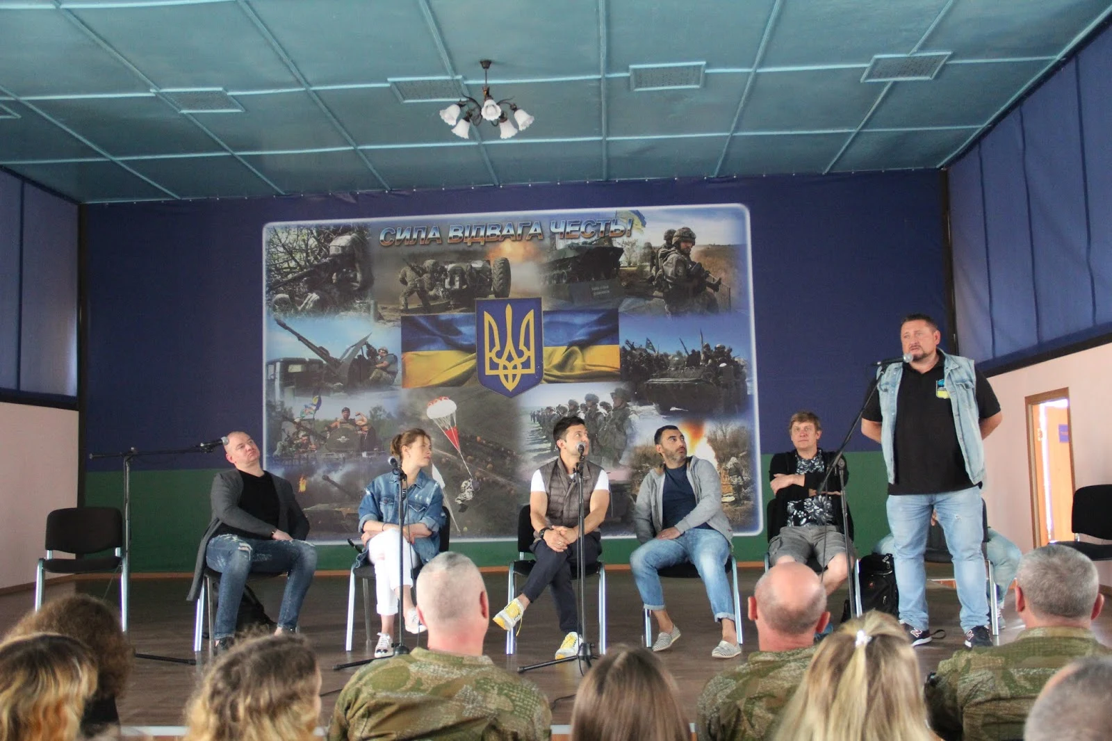 Ukrainian Military Pages- Квартал-95 з розважальною програмою завітав до десантників 95-ї десантно-штурмової бригади