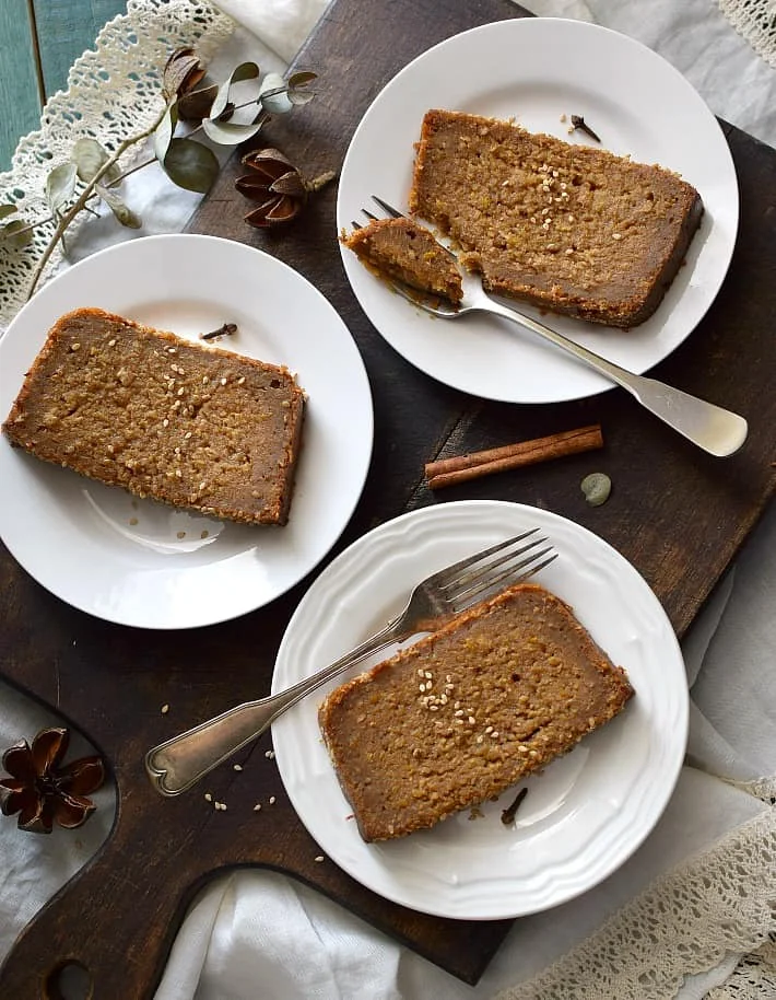 Torta bejarana en porciones servidos en platos y listos para ser degustados