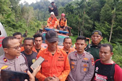 Polisi Evakuasi Warga Aceh Jaya Yang Tertimpa Longsor