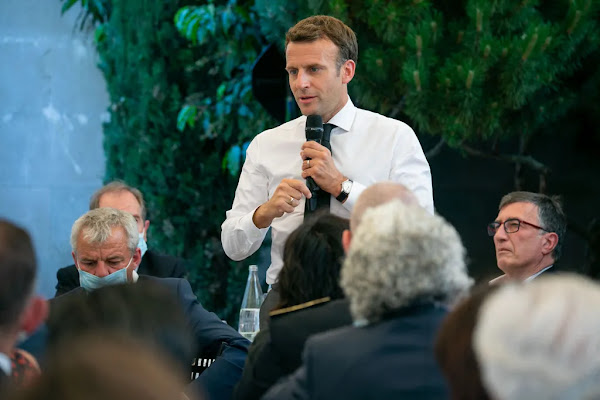 Macron : son énorme tacle aux antivax et aux anti-pass sanitaire depuis Tahiti