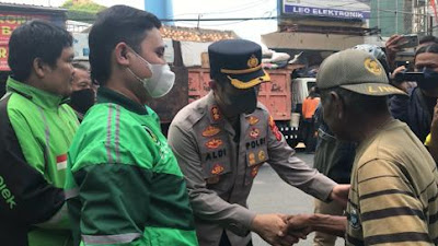 Kapolres karawang Kerahkan Jajarannya Salurkan Bantuan Beras Kepada Warga Kurang Mampu