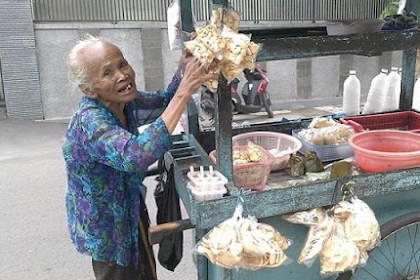 Tolong Luangkan Waktu Kalian Sejenak Untuk Membaca Kisah Seorang Nenek 80 Tahun Ini Sungguh Memilukan...