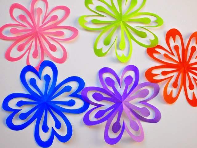 طريقة صنع اشكال زهور بالاوراق الملونة اشغال يدوية للأطفال ...