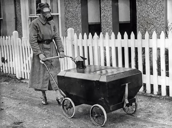 Женщина с устойчивой к газу детской коляской, Англия, 1938 г.