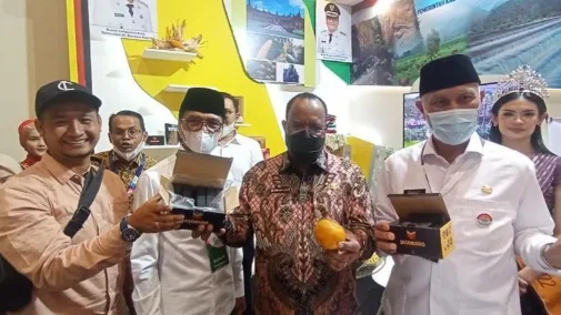 Stand Limapuluh Kota Curi Perhatian Wamendagri John Wempi di APKASI Otonomi Expo 2022