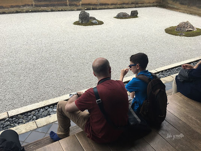 Ante el jardín zen del templo Ryoan-ji