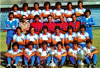 CLUB NACIONAL DE FOOTBALL DE MONTEVIDEO - Montevideo, Uruguay - Temporada 1980-81 - Plantilla del Nacional de Montevideo, que fue el ganador de la Liga de Uruguay de 1980, de la Libertadores y de la Copa Intercontinental, posando con dichos trofeos