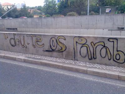 «dou-te os Parab...» (Av. Infante D. Henrique, Julho 2009)