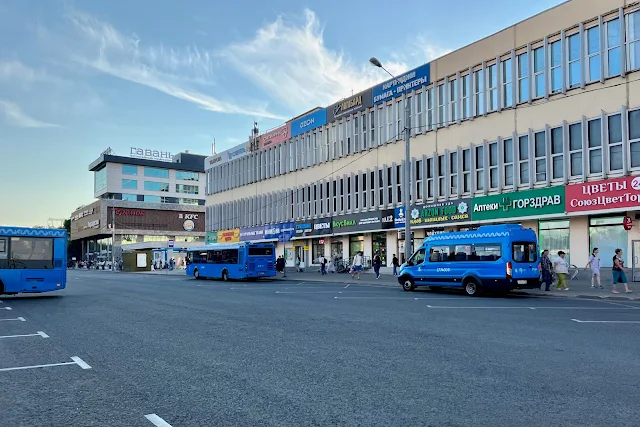 Кронштадтский бульвар, конечная автобусная станция «Станция метро Водный Стадион», торгово-офисный комплекс «Гавань» (построен в 2019 году), торгово-офисный центр «Крона» (бывший Московский опытный завод грамзаписи (МОЗГ))