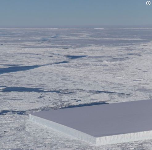 ภูเขาน้ำแข็งทรงสี่เหลี่ยมผืนผ้าที่ทวีป Antarctica