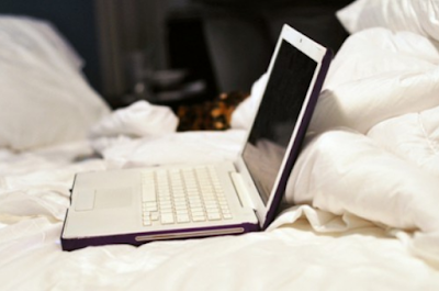 laptop di atas kasur