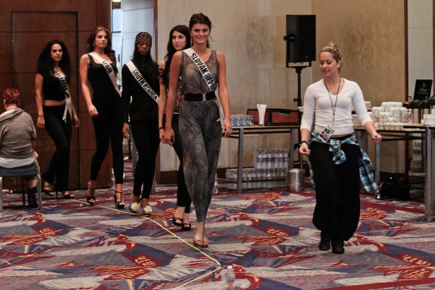 Miss Universe 2011 Contestants exercises10