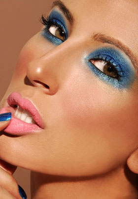   Makeup on Actually Wish That I Could Pull Off Blue Eye Shadow Like This