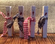 Wood clothespin snowmen