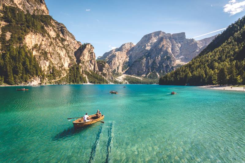 Paseo en canoa o kayak por un lago verde cristalino