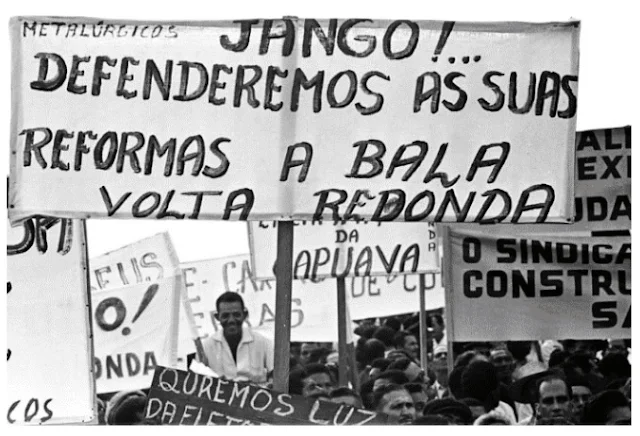 Fotografia tirada por Domício Pinheiro, Comício da Central do Brasil, 13 de março de 1964.