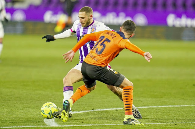 Shon Weissman intenta driblar a Hugo Guillamón. REAL VALLADOLID C. F. 0 VALENCIA C. F. 1. 10/01/2021. Campeonato de Liga de 1ª División, jornada 18. Valladolid, estadio José Zorrilla. GOLES: 0-1: 77’, Carlos Soler.