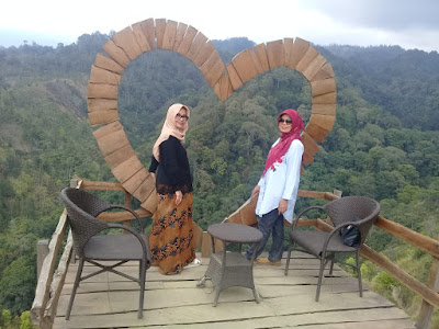 lembah tumpang candi jago; candi kidal; museum topeng; sumber pitu: Taman Wisata Air Wendit; Pemandian Wendit Lanang; Desa Wisata Jeru; Museum Topeng; Coban Bidadari; Coban Jahe; Desa Wisata Poncokusumo; Desa Wisata Gubugklakah; Desa Wisata Ngadas; candi singosari