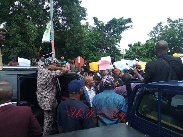 BREAKING: Angry youths stop Ortom’s convoy in Benue, insist he must not see Buhari, APC leaders [PHOTOS]