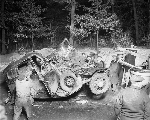 1937 - Accident car pulled by tow-truck
