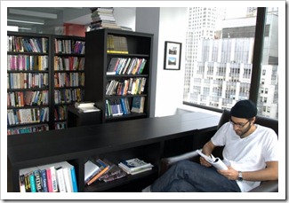 مبرمج من شركة فوغ غريك يقرا في مكتبة الشركة
