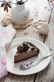 Part de tarte au chocolat au Baileys décorée pour Pâques