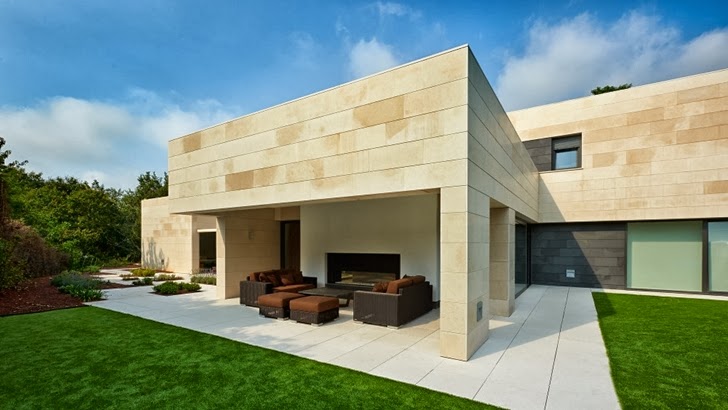 Terrace of Modern home by Foraster Arquitectos