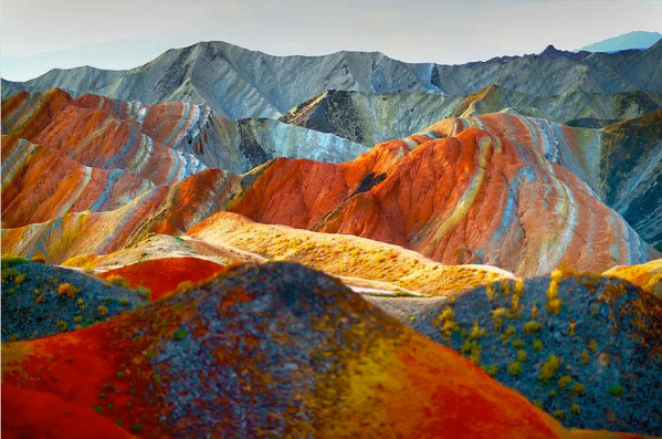 Unik dan Indahnya Gunung Berwarna Pelangi di China 