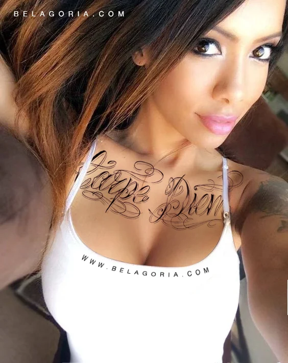 Vemos la imagen de una preciosa modelo latina con tatuaje de Carpe Diem en el pecho