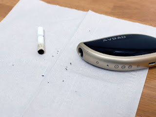 AVBAD iQOS 互換スターターキットTT はタッチパネル搭載自動クリーニング機能を使用した後のカスをトントンと出した後