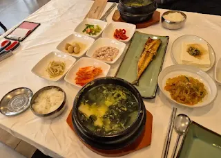 하서주미역-뚝배기에-담긴-미역국과-밑반찬