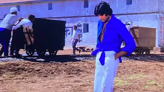 Amitabh-bachchan-shares-story-behind-knotted-shirt-look-in-film-deewar