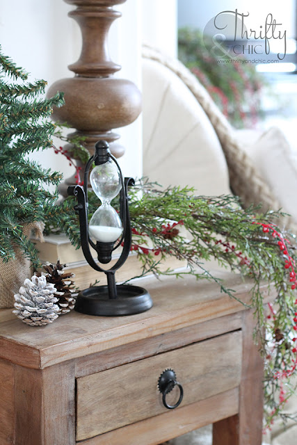 Farmhouse Christmas living room decor and decorating ideas. Christmas tree ideas. Easy Christmas decor. DIY Christmas decor. Christmas mantel ideas. Easy Christmas mantel decor. Christmas mantle ideas.