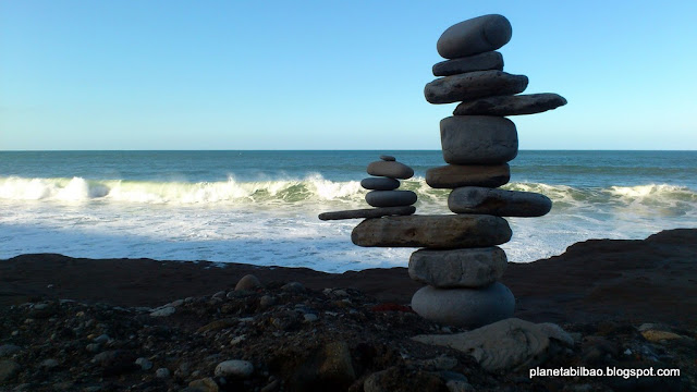 piedras en equilibrio, playa de Aizkorri, stone balancing, land art, Planeta Bilbao