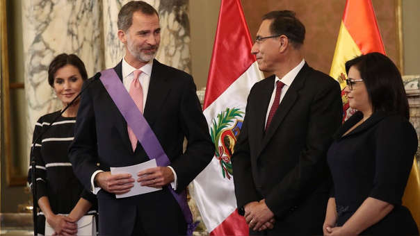 Felipe VI ofrece a Perú ayuda contra la corrupción y le espetan: "Envía al cuñao"