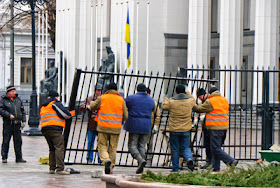 Фото Укринформ: забор-неваляшка