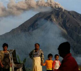 Warga menyaksikan gunung Sinabung yang erupsi
