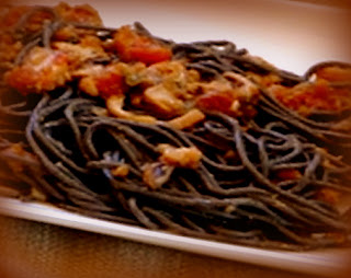 Fideos negros con jamón crudo