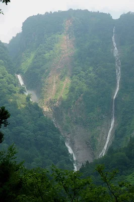 観瀑台から眺める称名滝とハンノキ滝