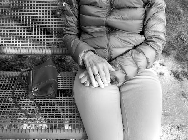 Ma Maman assise sur un banc