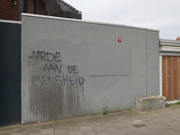 Aanwijsplaat naast graffiti 'Aarde aan de mensheid', Hengelo (O)