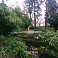 jardin dans le parc du Thabor, une mare et un square vide