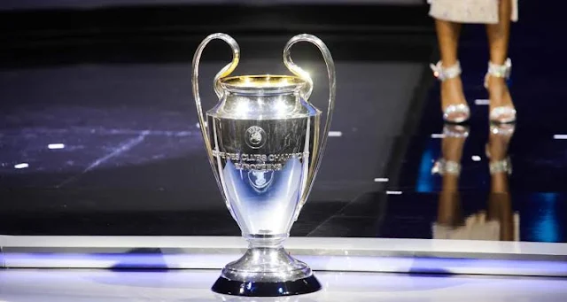 Alors que la Ligue des champions reprend ses droits ce mardi soir avec des matchs alléchants, les fans se demandent quel sera l'avenir de la compétition. Grâce à l'intelligence artificielle et ses algorithmes sophistiqués, il est possible de prédire les futurs vainqueurs de la Ligue des champions jusqu'en 2103, et les résultats sont pour le moins surprenants.  Parmi les équipes européennes en lice pour le titre cette saison, on retrouve des noms bien connus tels qu'Arsenal, le Bayern Munich, Manchester City, le Real Madrid, le Paris Saint-Germain, Barcelone, l'Atletico Madrid et le Borussia Dortmund. Les matchs à venir promettent un spectacle intense, avec des rencontres comme Arsenal contre le Bayern, Manchester City face au Real Madrid, le PSG contre Barcelone et l'Atletico Madrid contre Dortmund.  Selon les prédictions de l'IA, Barcelone remportera la Ligue des champions au stade de Wembley le 1er juin, marquant ainsi leur premier triomphe depuis la saison 2014/15. Cela signifie également l'élimination prochaine du Paris Saint-Germain, bien que le club de la capitale ne devrait pas attendre trop longtemps pour décrocher le titre. D'après les prévisions, le PSG remportera la compétition en 2033, suivi de trois autres sacres en 2070, 2072 et 2093. L'IA prédit également un premier titre pour l'Olympique Lyonnais en 2071.  Manchester United, qui se trouve actuellement hors des places qualificatives pour la Ligue des champions en Premier League, est annoncé comme vainqueur de l'édition de 2025, tandis que le Bayern est favori pour l'édition de 2026.  En dehors des favoris traditionnels, l'IA mentionne également des équipes moins conventionnelles. Newcastle United est prédit comme vainqueur en 2037, tandis que des équipes telles que Wolves, Nottingham Forest, Rangers, Leicester City, Celtic et Brentford sont également citées jusqu'en 2103.  Pour le Real Madrid, l'IA prévoit un règne impressionnant avec quatre titres consécutifs de 2095 à 2098. Sporting CP, l'AS Roma, Malmo, Sheriff Tiraspol et l'Eintracht Frankfurt font également partie des clubs dont la victoire en Ligue des champions est prédite jusqu'en 2103. Avec toutes ces prédictions surprenantes, les fans peuvent s'attendre à un avenir passionnant pour la Ligue des champions.