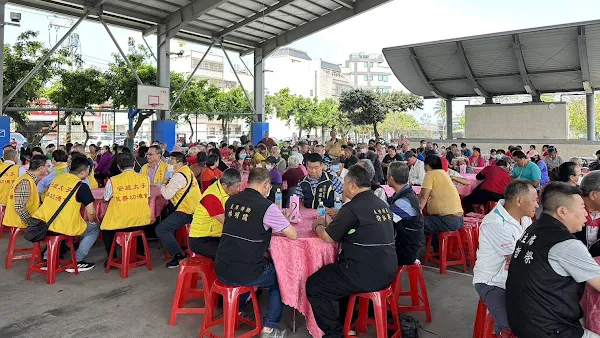 ▲由鎵興國際股分有限公司董事長黎金生創立的中華安歲太子慈善功德會，第二年贊助今天上午在芬園鄉社口籃球場舉辦的愛心關懷活。（記者林明佑攝）