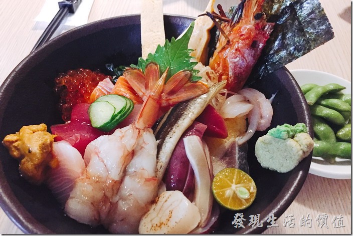 台南-鰻丼作好吃的鰻魚飯。這就是【綜合海鮮丼飯】，一客NT380，比「鰻魚飯」還便宜，這【綜合海鮮丼飯】一端上桌就讓人驚豔，這性價比真的非常高，滿滿的一大碗公上面蓋滿了各式各樣的海鮮料理，根本就完全看不到底下的醋飯在哪裡，這海鮮丼裡頭除了原來就該有的鮭魚、旗魚、鮪魚生魚片外，還有干貝、海膽、北極貝、透抽、魷魚、鰻魚、蝦子、明太子，還有玉子燒及海菜，真讓人不知該先從哪裡開始下手吃起。