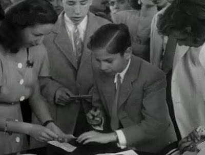 Arturito Pomar, firmando autógrafos en 1946