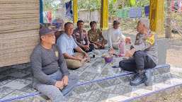 Sinergi Membangun Desa, Kapolsek Haurgeulis Turun Langsung Pantau Persiapan Pembetonan Jalan