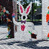 Colorida decoración de Pascuas con botellas recicladas en Tacuarembó