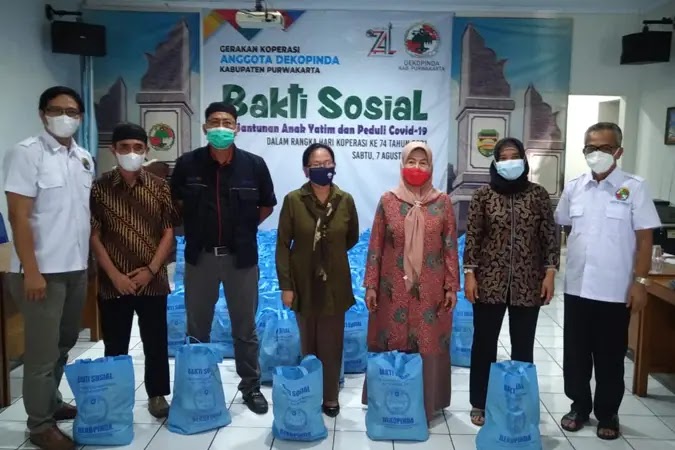 Koperasi Peduli Covid-19, Dekopinda Kabupaten Purwakarta Bagikan Sembako dan Santuni Anak Yatim Piatu